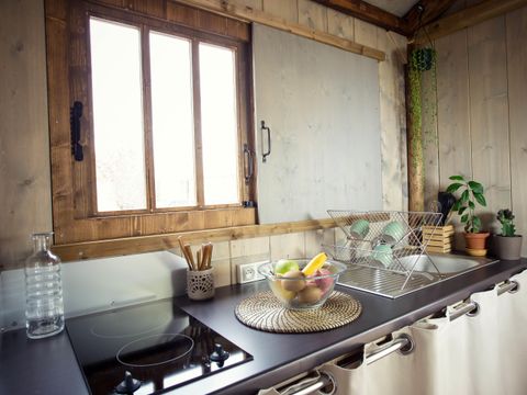 HÉBERGEMENT INSOLITE 5 personnes - Cabane Lodge Perchée 39m² 2 chambres - Arrivée le Samedi en Juillet et Août