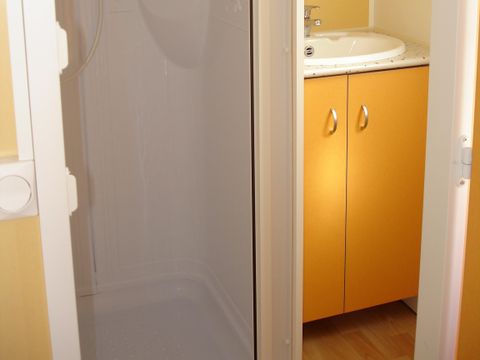 MOBILHOME 8 personnes - Mobil home Confort 31m² / 3 chambres + TV + Terrasse non couverte 6/8 pers