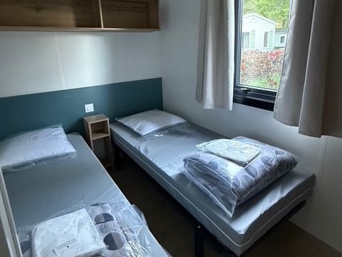 MOBILHOME 4 personnes - Mobil-home Confort 27m² / 2 chambres (2/4pers) + TV + Terrasse couverte (Bord de rivière) 2/4 pers