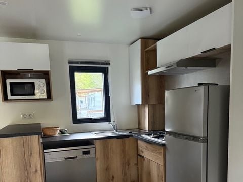 MOBILHOME 4 personnes - Mobil-home Confort 27m² / 2 chambres (2/4pers) + TV + Terrasse couverte (Bord de rivière) 2/4 pers