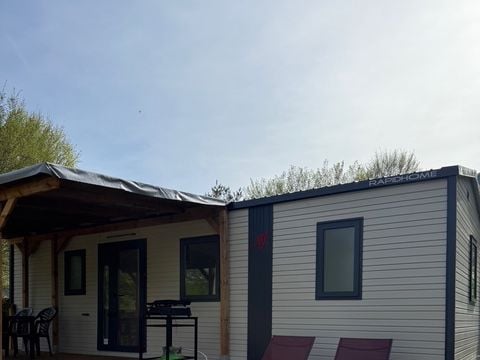 MOBILHOME 4 personnes - Mobil-home Confort 27m² / 2 chambres (2/4pers) + TV + Terrasse couverte (Bord de rivière) 2/4 pers