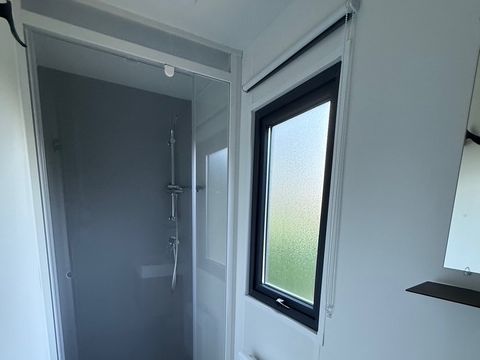 Mobilhome 2/4 personnes - Confort 27m² / - 2 chambres - TV - Terrasse couverte - Bord de rivière - 2/4 pers