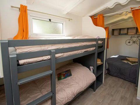 Hébergement 4 personnes - Insolite Nature Roulotte les Ecrins 1 chambre2/4 personnes 17m2 2/4 pers