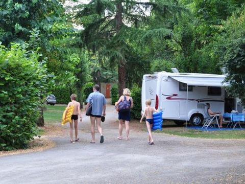 Emplacement - Emplacement Privilège 130m² (1 tente, caravane ou camping-car / 1 voiture / électricité + eau) 1/6 pers