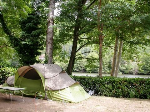 Emplacement - Emplacement Privilège 130m² (1 tente, caravane ou camping-car / 1 voiture / électricité + eau) 1/6 pers