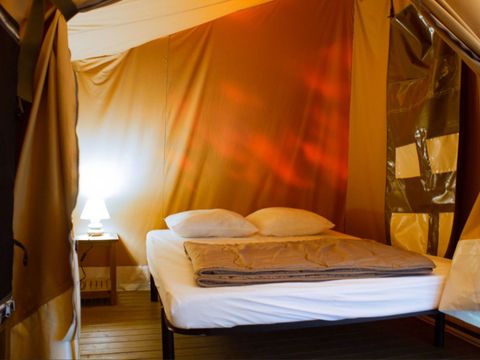 TENTE 5 personnes - Tente Eden Standard 30m² 2 chambres - sans sanitaires + Vue sur le Lot + terrasse couverte 11.5m² 5 pers