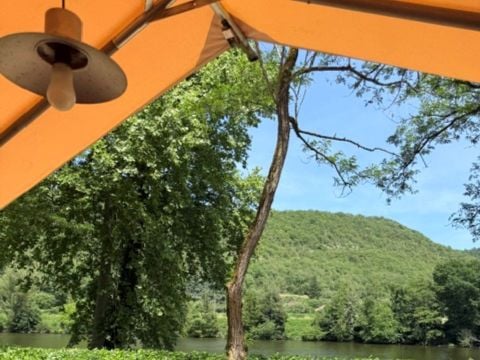 TENTE 5 personnes - Tente Eden Standard 30m² 2 chambres - sans sanitaires + Vue sur le Lot + terrasse couverte 11.5m² 5 pers