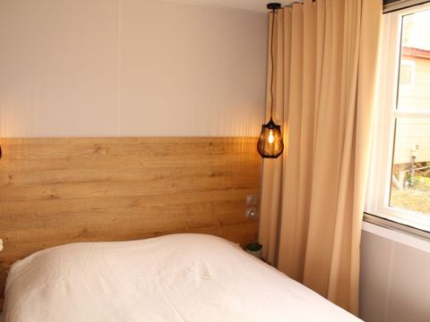 MOBILHOME 6 personnes - Mobil-home Premium 40m² avec SPA -3 chambres - 2 salles de bain + terrasse 25m² - TV - Clim - 2/6 pers