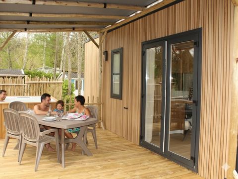 MOBILHOME 6 personnes - Mobil-home Premium 40m² avec SPA -3 chambres - 2 salles de bain + terrasse 25m² - TV - Clim - 2/6 pers