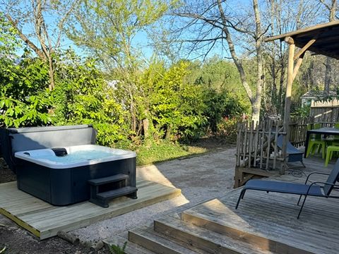 MOBILHOME 6 personnes - Mobil-home Premium 40m² avec SPA -3 chambres - 2 salles de bain + terrasse 25m² - TV - Clim - 2/6 pers