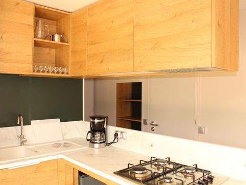 MOBILHOME 6 personnes - Mobil-home Premium 40m² avec SPA -3 chambres - 2 salles de bain + terrasse 25m² - TV - Clim - 2/6 pers