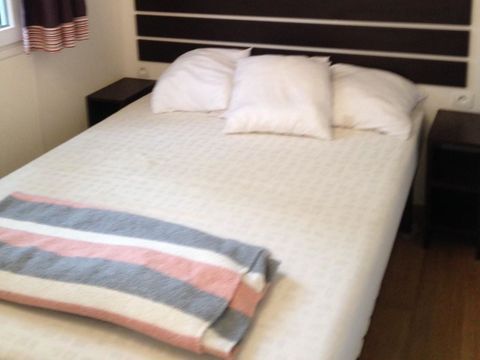 Mobilhome 2 personnes - Premium avec SPA avec Vue 27m² (1ch -2 pers.) + terrasse semi-couverte 10 m² + TV 2 pers