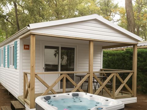 Mobilhome 2 personnes - Premium avec SPA avec Vue 27m² (1ch -2 pers.) + terrasse semi-couverte 10 m² + TV 2 pers