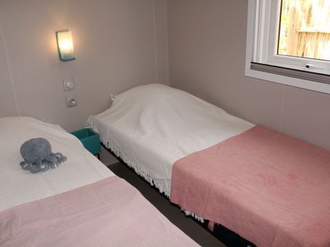 Mobilhome 4 personnes - Mobil-home Premium 30m² 2 chambres + terrasse 25m² - TV - Clim - Spa 1/4 pers