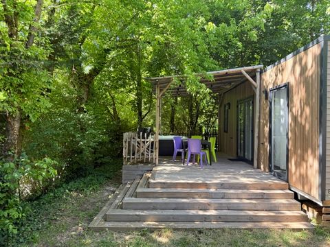Mobilhome 4 personnes - Mobil-home Premium 30m² 2 chambres + terrasse 25m² - TV - Clim - Spa 1/4 pers
