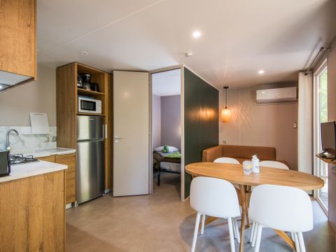 Mobilhome 4 personnes - Mobil-home Premium 30m² 2 chambres + terrasse 25m² - TV - Clim - Spa 1/4 pers