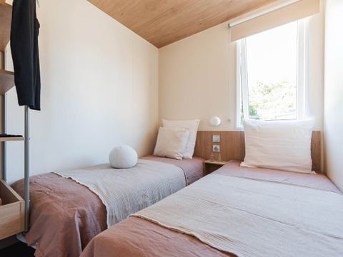 Mobilhome 4 personnes - Mobil-home Premium 30m² 2 chambres + terrasse 25m² - TV - Clim - Spa 1/4 pers