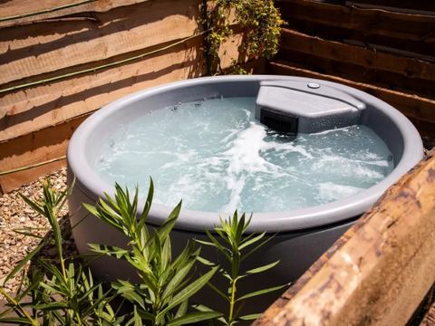 MOBILHOME 4 personnes - Cottage 3 Pièces 4 Personnes Climatisé + TV + Jacuzzi