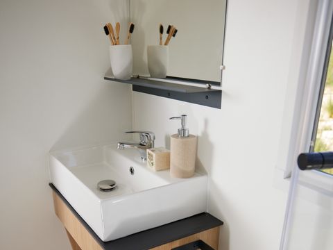 MOBILHOME 4 personnes - Homeflower Premium 29m² - 2 chambres + terrasse couverte 21m² + CLIM + TV + draps + serviettes 4 pers.