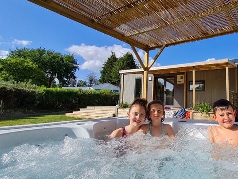 MOBILHOME 4 personnes - TAOS Premium avec SPA 40m² - 2 chambres - 2 salles de bain / Terrasse couverte