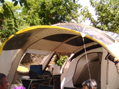 TENTE 4 personnes - Ready To Camp : véritable tente équipée, avec frigo et electricité