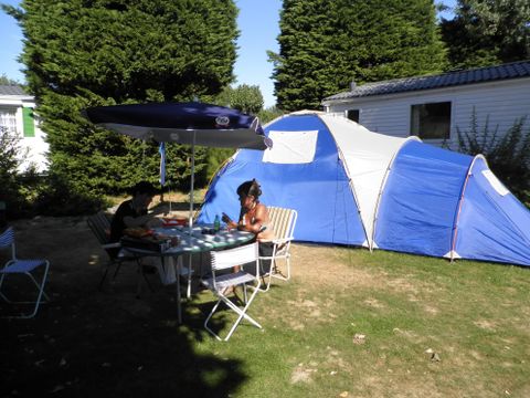 Emplacement - Tente ou caravane pliante - de 7m50 (eau, electricité, 1 véhicule )