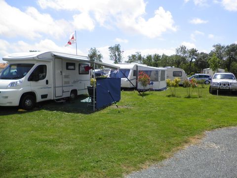 Emplacement - Camping car - de 7m50 (1 véhicule, eau, électricité , évacuation eaux usées inclus)