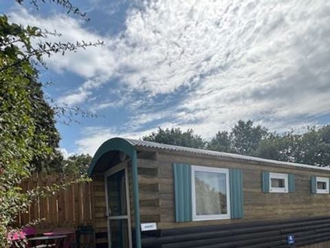 HÉBERGEMENT INSOLITE 2 personnes - Roulotte- 17M² - 1 chambre (sans sanitaires) 2 adultes + 2 enfants max 10 ans