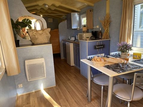HÉBERGEMENT INSOLITE 2 personnes - Roulotte- 17M² - 1 chambre (sans sanitaires) 2 adultes + 2 enfants max 10 ans