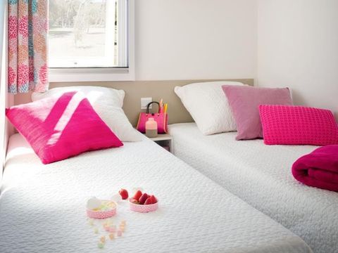 MOBILHOME 8 personnes - Cottage Quatro - 4 chambres : 39 m² + 15 m² terrasse semi couverte