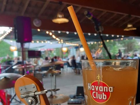 HÉBERGEMENT INSOLITE 6 personnes - Cabane équipée - 2 chambres 25m²