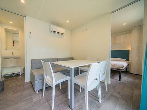 BUNGALOW 4 personnes - Mobil-home | Premium | 2 Ch. | 4 Pers. | Terrasse surélevée | Clim. | TV BUNGALOW 4 personnes - Mobil-home | Premium | 2 Ch. | 4 Pers. | Terrasse surélevée | Clim. | TV