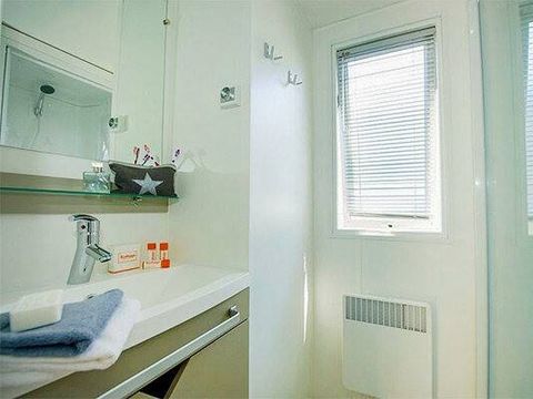 MOBILHOME 6 personnes - Premium | 3 Ch. | 6 Pers. | Terrasse surélevée | 2 SDB | Clim.