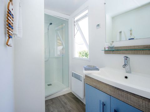 MOBILHOME 6 personnes - Mobil-home | Comfort XL | 3 Ch. | 6 Pers. | Terrasse surélevée | 2 SDB | Clim. | TV