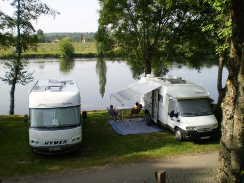 Emplacement - en bord de rivière avec électricité n°6 à 21
