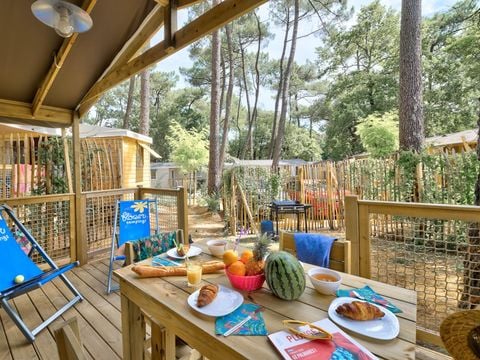 Lodge 4 personnes - Sweetflower - 2 chambres - CONFORT CLIM - 40m² - Clim - TV - Plancha - Terrasse couverte