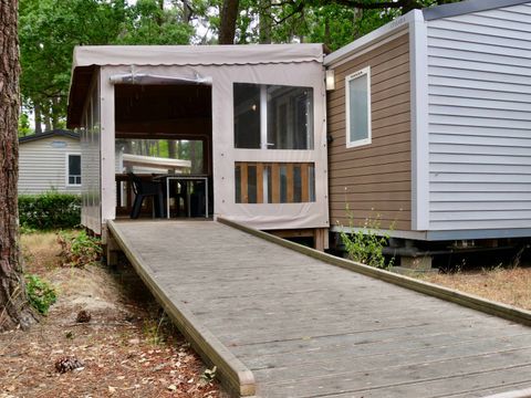 MOBILHOME 5 personnes - Life 2ch PMR avec climatisation -TV-LV-plancha-32m²-terrasse couverte | PREMIUM  MOBILHOME 5 personnes - Life 2ch PMR avec climatisation -TV-LV-plancha-32m²-terrasse couverte | PREMIUM