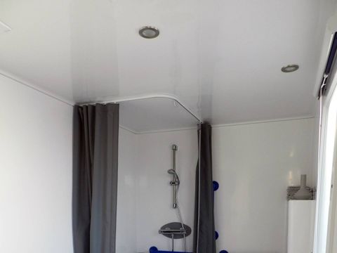 MOBILHOME 5 personnes - Life 2ch PMR avec climatisation -TV-LV-plancha-32m²-terrasse couverte | PREMIUM  MOBILHOME 5 personnes - Life 2ch PMR avec climatisation -TV-LV-plancha-32m²-terrasse couverte | PREMIUM