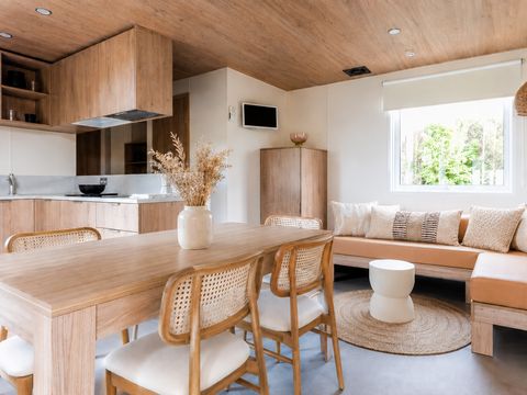 Mobilhome 6 personnes - Cocoon - 3 chambres - 2 salles de bain - PREMIUM+ -40m² -SPA-Clim-TV-lave-vaisselle-plancha-terrasse couv.-pack travel