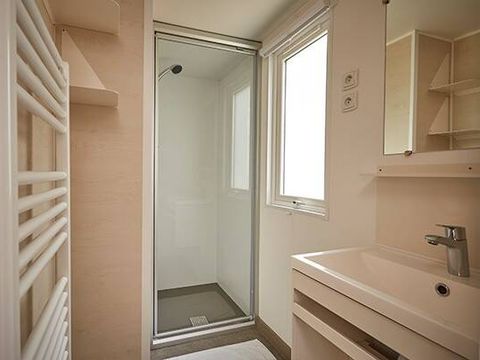 MOBILHOME 4 personnes - Ultimate | 2 Ch. | 4 Pers. | Terrasse surélevée | 2 SDB | Clim. | TV