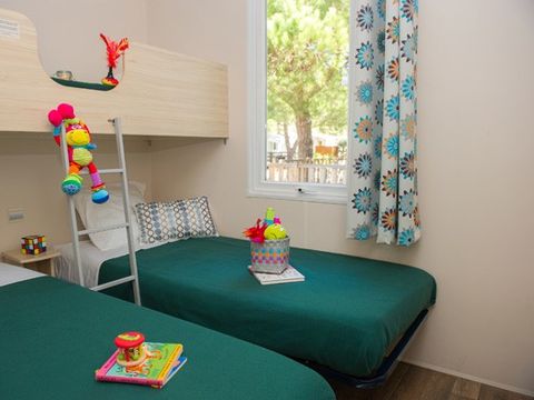 MOBILHOME 4 personnes - Classique | 2 Chambres | 4 Couchages | Petite Terrasse | 1 Salle de bain MOBILHOME 4 personnes - Classique | 2 Chambres | 4 Couchages | Petite Terrasse | 1 Salle de bain