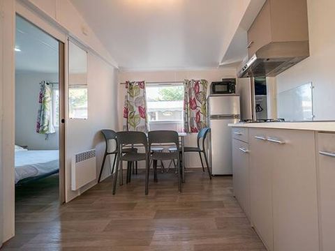 Mobilhome 4 personnes - Confort | 2 Chambres | 4 Couchages | Terrasse couverte | 1 Salle de bain | Climatisation