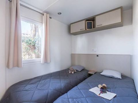 Mobilhome 4 personnes - Confort | 2 Chambres | 4 Couchages | Terrasse couverte | 1 Salle de bain | Climatisation