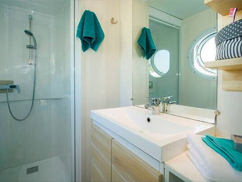 MOBILHOME 6 personnes - Confort | 2 Chambres | 4/6 Couchages | Petite Terrasse | 1 Salle de bain | Climatisation MOBILHOME 6 personnes - Confort | 2 Chambres | 4/6 Couchages | Petite Terrasse | 1 Salle de bain | Climatisation