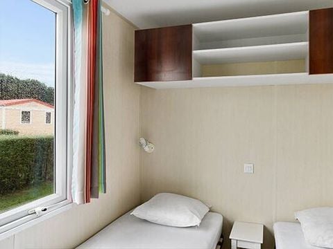 MOBILHOME 6 personnes - Classique | 2 Chambres | 4/6 Couchages | Terrasse semi-couverte | 1 Salle de bain MOBILHOME 6 personnes - Classique | 2 Chambres | 4/6 Couchages | Terrasse semi-couverte | 1 Salle de bain