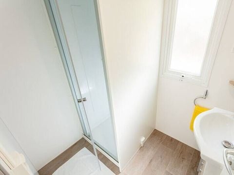 MOBILHOME 6 personnes - Classique | 2 Chambres | 4/6 Couchages | Terrasse semi-couverte | 1 Salle de bain MOBILHOME 6 personnes - Classique | 2 Chambres | 4/6 Couchages | Terrasse semi-couverte | 1 Salle de bain