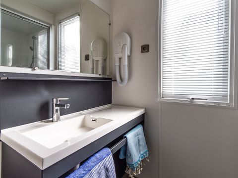 MOBILHOME 5 personnes - PREMIUM - 2 chambres avec climatisation +TV+ Plancha à gaz + 2 SDB 