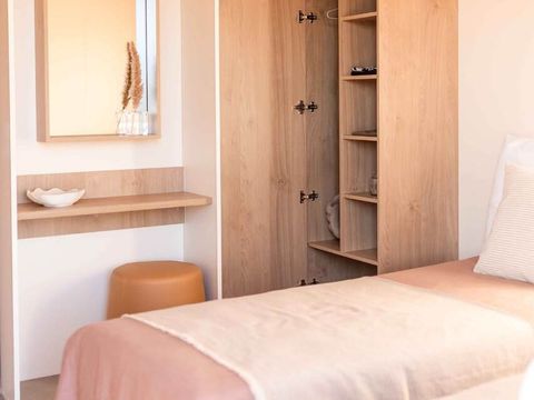 Mobilhome 5 personnes - PREMIUM PLUS - 2 chambres avec climatisation +TV+ Plancha à gaz - 2 salles de bain