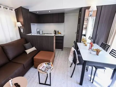 MOBILHOME 4 personnes - Tour Opérateur Maeva sur Camping Le Bois de Valmarie - Mobil Home Confort 4 Pièces 6 Personnes (4 adultes + 2 enfants) Climatisé