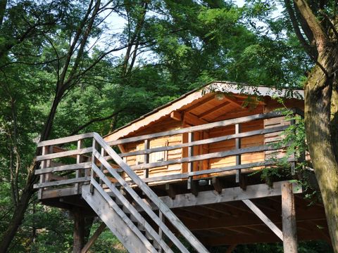 HÉBERGEMENT INSOLITE 4 personnes - CABANE PERCHEE avec salle de bain et SPA